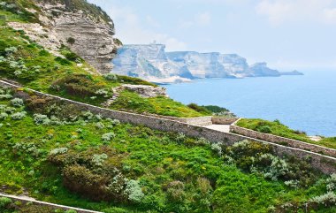 Uçurumun kenarındaki yürüyüş alanı kıyıya bakıyor ve muhteşem kayalık Bonifacio manzarası, Korsika, Fransa