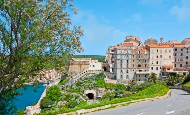 Fransa 'nın Korsika kayalıklarının tepesindeki Bonifacio' nun yoğun, eski yaşam evleri.