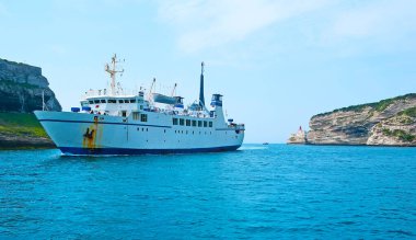 Eski gemiler Bonifacio, Korsika, Fransa 'nın büyük doğal limanı boyunca yüzerler.