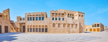 Al Shindagha Mahallesi, Dubai, BAE 'deki Dubai Deresi' nin setinde bulunan tarihi kerpiç konaklarının panoraması.