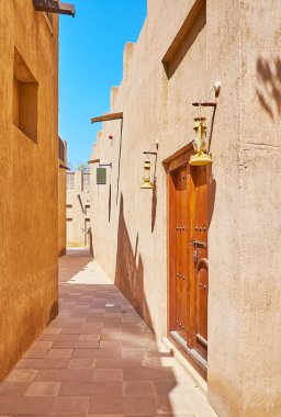 Yenilenmiş El Shindagha mahallesini kerpiç evleri, kıvrımlı sokaklar, dar sokaklar ve birçok ilgi alanı olan Dubai, BAE ile keşfedin.