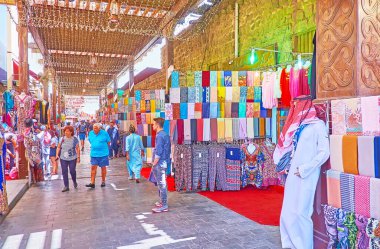 DUBAI, BAE - 8 Mart 2020: Dubai Eski Souk pazarını gölgeli sokaklar ve tezgahlarla keşfetmek, farklı turistik ürünler sunmak - baharatlar, parfümler, eşarplar, aksesuarlar, 8 Mart 'ta Dubai' de