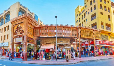 DUBAI, BAE - 8 Mart 2020: Bur Dubai 'de yer alan ve turistler arasında ünlü olan Old Souk pazarının panoraması, 8 Mart' ta Dubai 'de