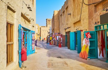 Al Fahidi mahallesinin Adobe caddesinde çok sayıda turist tezgahı var. Dubai, BAE renkli ahşap kapılarla süslenmiş.