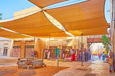 DUBAI, BAE - 8 Mart 2020 'de Dubai' de renkli tezgahları ve geleneksel dev balık tuzakları olan gölgeli turist pazarı meydanı