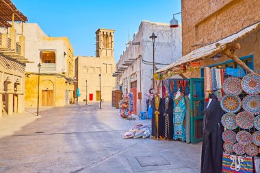 El Fahidi, Dubai, BAE 'deki pazardaki renkli çömlek ve geleneksel İslami kıyafetler.