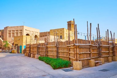 Al Fahidi 'nin eski caddesinde kır çitleri manzaralı, kereste ve palmiye yapraklarından yapılmış, Dubai, BAE