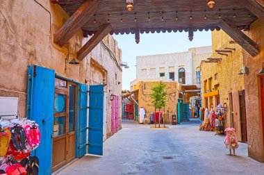 Tarihi Al Fahidi mahallesindeki turist pazarının dar sokakları ve renkli dükkanları, Dubai, BAE