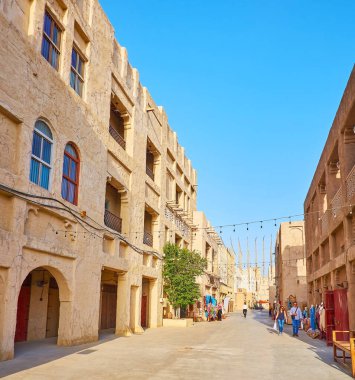 DUBAI, BAE - 8 Mart 2020: Al Fahidi tarihi mahallesinde caddede yürüyün ve 8 Mart 'ta Dubai' de yerel mağazaları, kahve evlerini ve müzeleri ziyaret edin