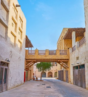 Al Fahidi, Dubai, BAE 'nin eski caddesindeki evleri birbirine bağlayan küçük kerpiç köprüsü.