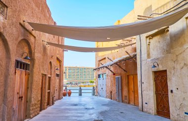 Dar yol Dubai Deresi 'ne çıkar ve Al Fahidi' nin eski kerpiç evleri ile Deira 'nın modern binalarının manzarasını açar. Nehir, Dubai, BAE' nin karşı kıyısında görülürler.