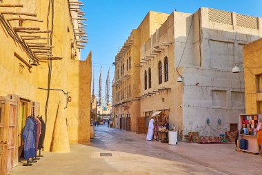 Al Fahidi mahallesi popüler bir turizm mekanıdır, caddeleri market tezgahları, kahve evleri, restoranlar ve müzeler, Dubai, BAE ile doludur.