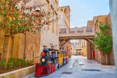 DUBAI, BAE - 8 Mart 2020: 8 Mart 'ta Dubai' de Al Fahidi mahallesini keşfetmek için turist treni mükemmel bir seçim