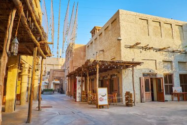 Al Fahidi 'nin birçok restoranı ve kahve evi, lambalarla, fenerlerle ve ahşap detaylarla süslenmiş, hoş dış teraslara sahiptir, Dubai, BAE