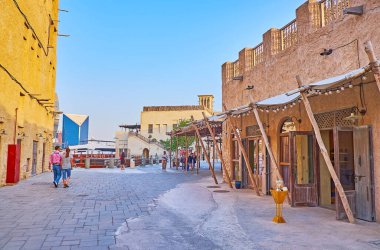 Dubai, BAE 'de korunmuş kerpiç evleriyle Al Fahidi bölgesinde keyifli yürüyüşler.