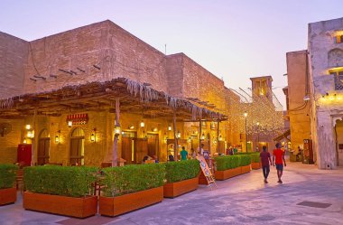 DUBAI, BAE - 8 Mart 2020: Dubai 'de tarihi Al Fahidi Mahallesi' nin turistik kafe ve rahat restoranlarını keşfetmek