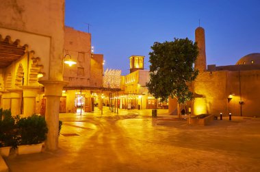 El Fahidi 'nin eski mahallesinin loş aydınlanması eski evleri ve küçük camiyi gören, küçük minareli, Dubai, BAE