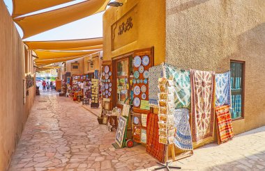 Dubai, BAE 'de bulunan Al Souk al Kabir (Eski Pazar) hediyelik eşya dükkanında bulunan, ghalamkar blok baskı tekniği, minakari potteri ve diğer pek çok eşya ile dekore edilmiş doğal pamuk tekstil ürünleri.