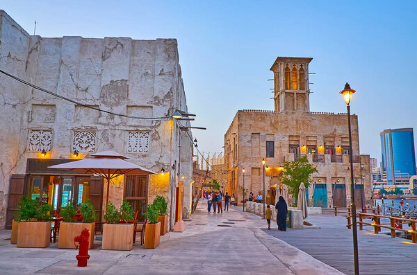 Аль-Фахиди является историческим районом на берегу реки, популярным для многих туристических ресторанов, магазинов и домов, увенчанных барджилами, Дубай, ОАЭ