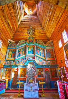Kyiv, Ukrayna - 13 Mart 2021: Ukrayna 'nın başkenti Kyiv' de bulunan Ortaçağ Aziz Michael Kilisesi 'nin ahşap ikonostaz ve kereste namaz salonu