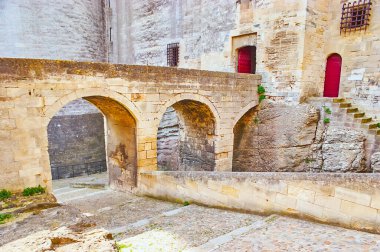 Tarascon Şatosu 'nun devasa kemerli taş köprüsü, Fransa