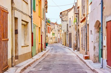 Tarascon, Fransa 'nın eski sokaklarında yürüyen tarihi yoğun evleri izleyin.