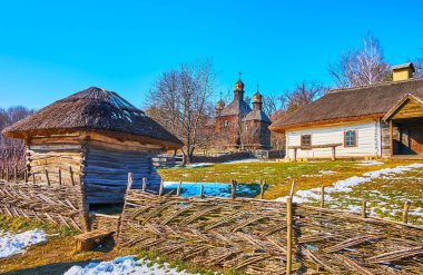 Naddnipryanschina (Dinyeper Ukrayna) mimarisi arka planda korunmuş tarihi çiftlik ve Aziz Michael Kilisesi, Pyrohiv Skansen, Kyiv, Ukrayna