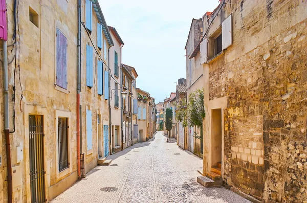 Gündüz yürüyüşünün tadını çıkarın ve eski Tarascon kasabasını keşfedin korunmuş ortaçağ evleri, dar taş sokaklar, Fransa