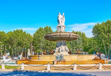 General de Gaulle Meydanı 'nın ortasında bulunan ve Fransa' nın Aix-en-Provence, Fransa 'da yemyeşil çınar ağaçları ile çevrili büyüleyici Fontaine de la Rotonde.