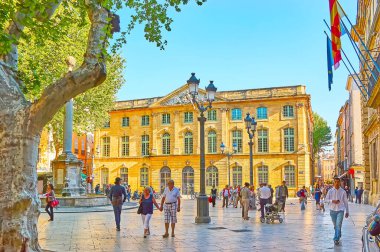 AIX-EN-PROVENCE, FRANCE- 6 Mayıs 2013: Eski kasabanın Hotel de Ville Meydanı 'ndaki tarihi Kütüphane Halle aux Grains binasının cephesi, 6 Mayıs' ta Aix-en-Provence