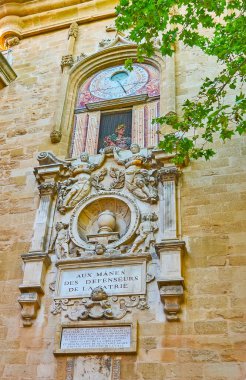 Aix-en-Provence Saat Kulesi 'nin çarpıcı ortaçağ astronomik saati taş duvar heykelleri, boyanmış ve oyulmuş süslemeler, Fransa