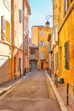 Eski dar Rue Riquier caddesinde sarı gama, Aix-en-Provence, Fransa 'da sık, pejmürde evlerle dolu bir yolda yürü.