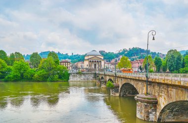 Vittorio Emanuele I Bridge, Ignazio Michelotti Park ve Gran Madre di Dio Kilisesi manzaralı nehir kenarındaki yürüyüşün tadını çıkarın.