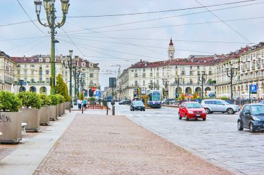 TURIN, ITALY - 9 Mayıs 2012: Vittorio Veneto Meydanı 'nda 9 Mayıs' ta Torino 'da klasik binalarla dolu hızlı trafik