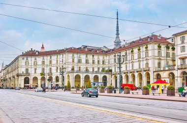 Köstebek Antonelliana 'nın kulesi İtalya' nın Torino Veneto Meydanı 'nın arkasında yükseliyor.