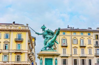 İtalya, Torino 'daki Piazza Solferino Meydanı' nda bulunan Savoy 'lu Ferdinand' ın bronz binicilik heykeli.