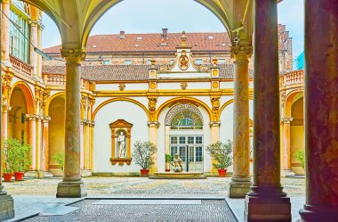 TURIN, ITALY - 9 Mayıs 2012: Palazzo Lascaris Sarayı 'nın kalıpları, heykelleri, çeşmeleri, sütunları ve yeşil bitkilerle dolu manzaralı avlusu, 9 Mayıs' ta Torino 'da