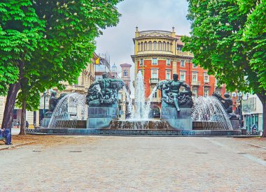 Angelica Çeşmesi, dört mevsimi temsil eden heykel gruplarıyla birlikte, İtalya, Torino, Piazza Solferino 'da bulunan çeşme.