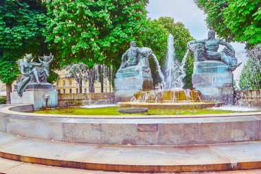 Angelica Çeşmesi Piazza Solferino meydanının simgelerinden biridir, Alfredo Frassati bahçesinin kestane ağaçları arasındadır, Torino, İtalya