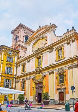 TURIN, İtalya - 9 Mayıs 2012: 9 Mayıs 'ta Torino' da Via Giuseppe Garibaldi 'de bulunan tarihi San Dalmazzo Kilisesi (St Dalmatius) manzaralı cephesi