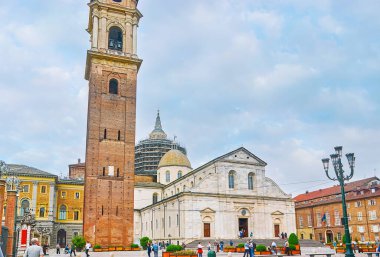 TÜRİN, İTALYA - 9 Mayıs 2012: 9 Mayıs 'ta Torino Piazza San Giovanni' de bulunan, yüksek tuğlalı çan kulesiyle St. John Katedrali (Duomo di Torino) cephesi