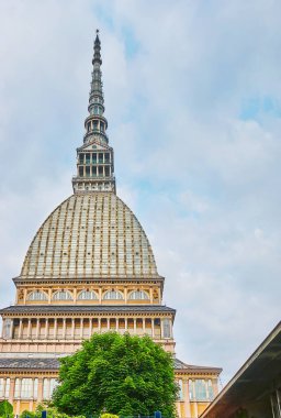 İtalya, Torino 'nun sembolü olan Köstebek Antonelliana' nın manzaralı kubbesi ve yüksek kulesi.