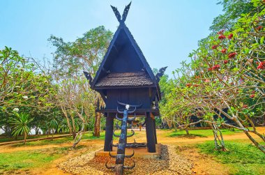 CHIANG RAI, THAILAND - 11 Mayıs 2019: 11 Mayıs 'ta Chiang Rai' deki Tripitaka Hall, Black House (Baan Barajı) Müzesi 'nin merdivenli küçük stilt evi