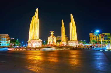 Bangkok, Tayland 'da Demokrasi Anıtı manzaralı boş Ratchadamnoen Caddesi.
