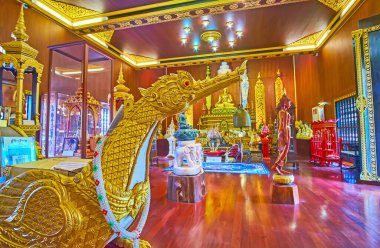 CHIANG RAI, THAILAND - 11 Mayıs 2019 'da Chiang Rai Tapınağı' nda, gagasında çan olan Hong (Hamsa) efsanevi kuğunun yaldızlı heykeli