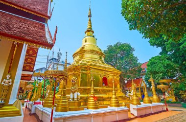 Wat Phra Singh Tapınağı 'nın Chedi' si süslenmiş hti ve mini stupalarla süslenmiş, Singha aslanlarının heykelleri, chatra törensel şemsiyeler, Chiang Rai, Tayland