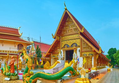 Ortaçağ Wat Phra Singh Tapınağı Lanna stilinde zengin dekorasyonlara sahiptir - yaldızlı ve yontulmuş desenler, Singha Aslanları, Naga yılanları, ganle çatısı, Chiang Rai, Tayland