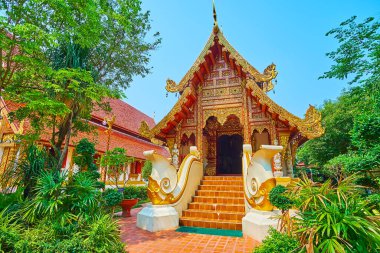 Wat Phra Singh Tapınağı 'nın ön cephesinde süslü süslemeler, oyma heykeller ve yaldızlı desenler, Chiang Rai, Tayland