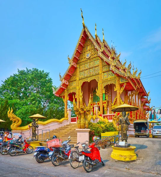 Scenografica Facciata Del Tempio Medievale Wat Mung Muang Con Sculture — Foto Stock