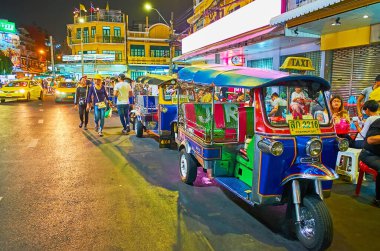 BANGKOK, THAILAND - 11 Mayıs 2019: Bangkok 'ta, dükkanları, kafeleri ve barları olan kalabalık ve gürültülü Khaosan Yolu' nda tuk tuk park